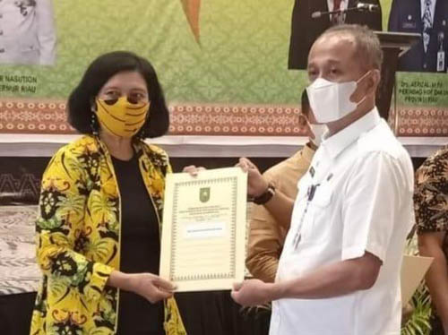 Diskop dan UKM Inhil Terima Sertifikat NIK dan Piagam Penghargaan Koperasi Berprestasi